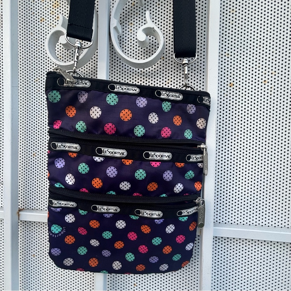 Le Sports Sac purse crossbody 10"X7.5". 2 zipper front pockets Top zipper close